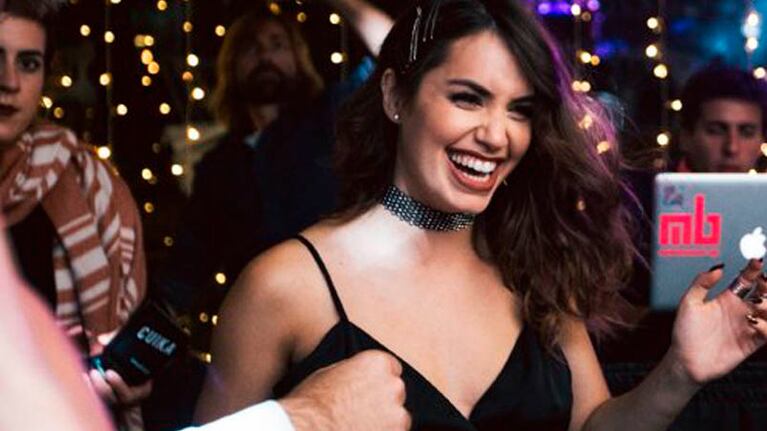 Lali Espósito se divirtió a su manera en el casamiento.