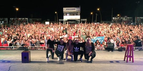 Lali se sacó una foto con su equipo y el público de fondo. 