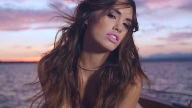 Lali y su osado vestido.