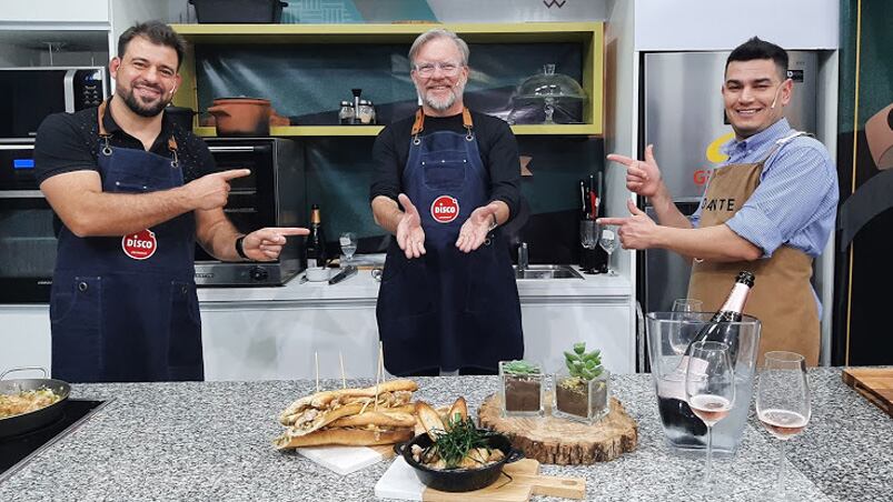 Lalo Freyre se sumó a la cocina de Dante y Darío y se puso manos a la obra.