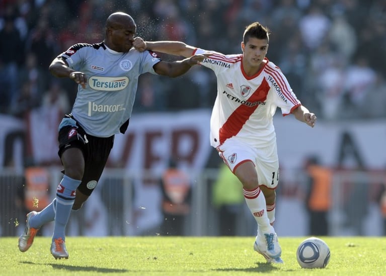 Lamela disputando la pelota con Ribair Rodríguez en la Promoción 2011.