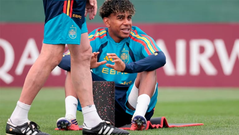 Lamine Yamal con un vendaje en el entrenamiento de España. Foto: EFE.