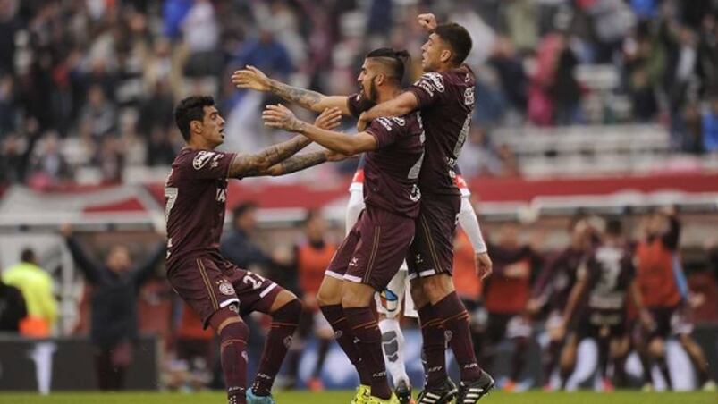 Lanús festejó su merecido premio ante el baile a San Lorenzo. Foto: Clarín. 