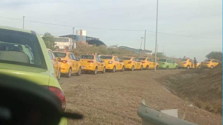 Largas colas de taxistas y remiseros para cargar gas.