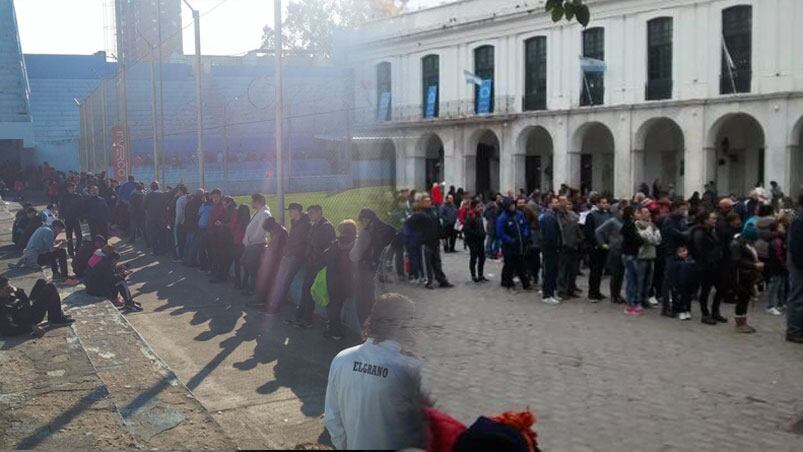 Largas colas en la cancha de Belgrano y la sede de Talleres.