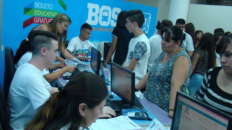Largas colas para adherirse al Boleto Estudiantil Gratuito