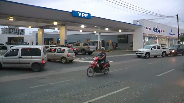 Largas colas para cargar combustible en las YPF de Córdoba.