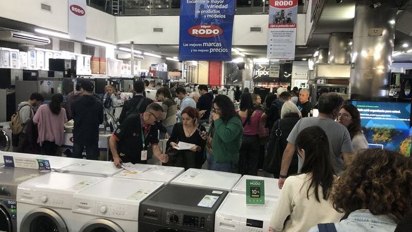 Largas colas para comprar electrodomésticos antes de las elecciones.