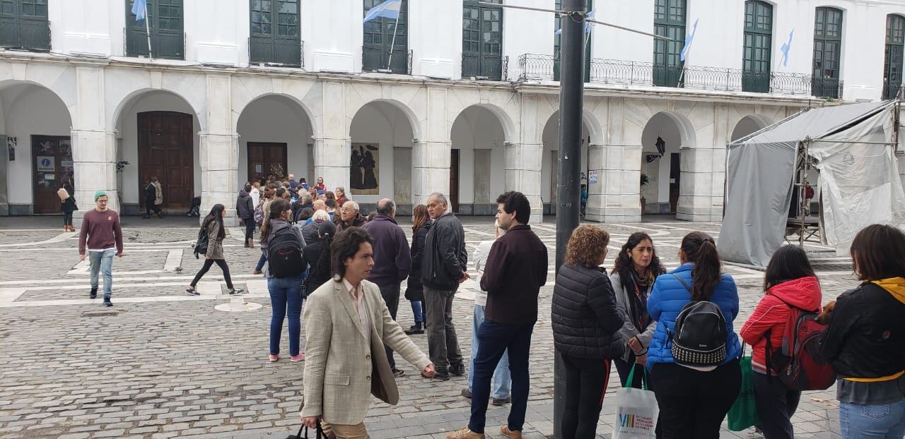 Largas colas para conseguir entradas gratis para ver a Sabina en Córdoba.