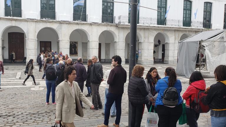 Largas colas para conseguir entradas gratis para ver a Sabina en Córdoba.