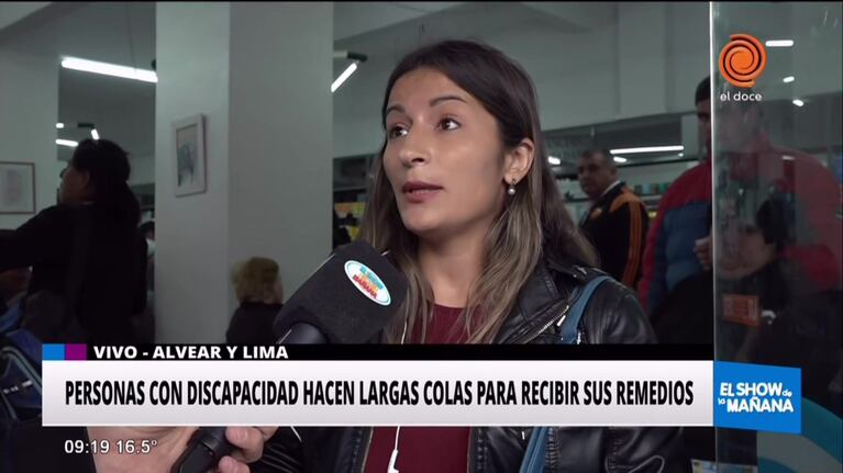 Largas filas de personas con discapacidad para conseguir sus remedios