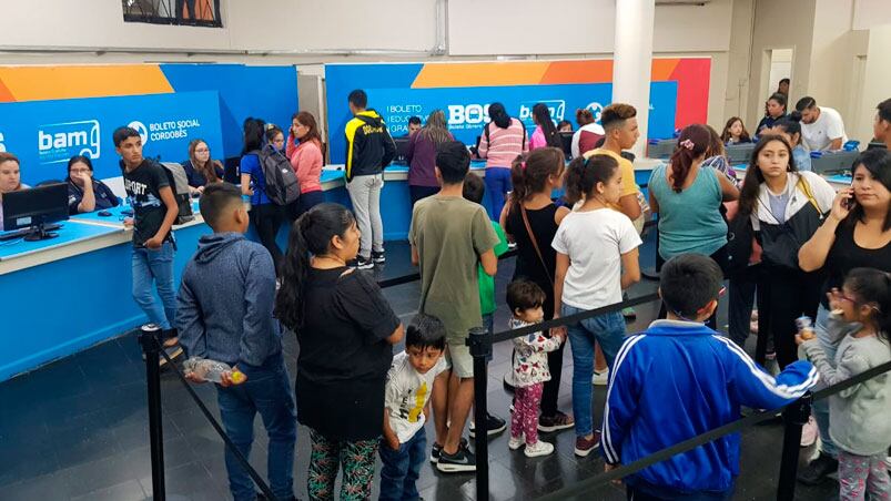 Largas filas en la Terminal durante el primer día habilitado para hacer el trámite.