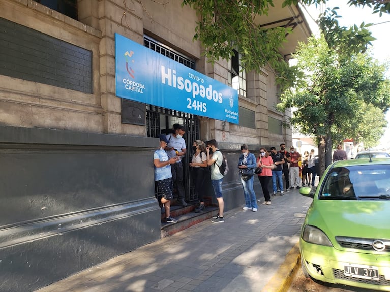 Largas filas en los puestos de testeos en Córdoba. Foto: archivo El Doce.
