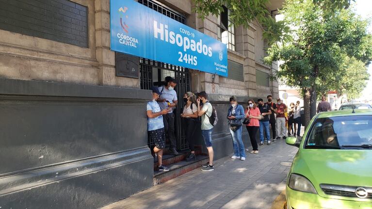 Largas filas en los puestos de testeos en Córdoba. Foto: archivo El Doce.