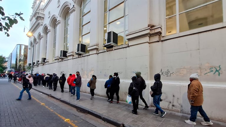 Largas filas para inscribirse al refuerzo de ingresos. Foto: Francisco Arias / El Doce.