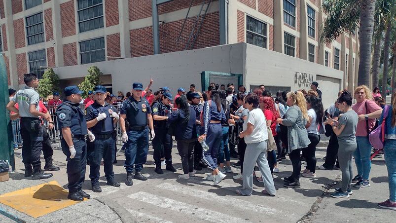 Largas filas para la asamblea de Fittipaldi. Foto: Pablo Olivarez / El Doce.