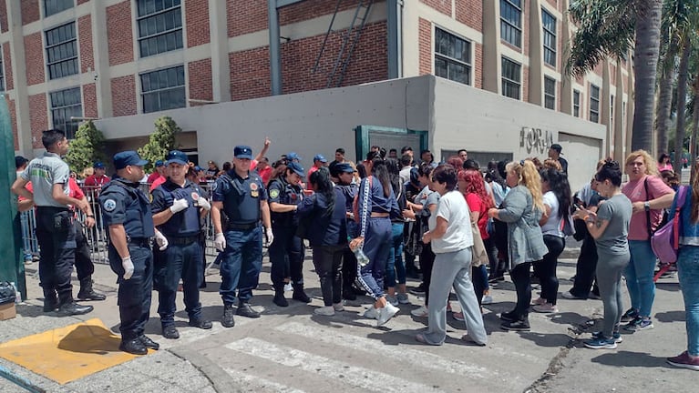 Largas filas para la asamblea de Fittipaldi. Foto: Pablo Olivarez / El Doce.