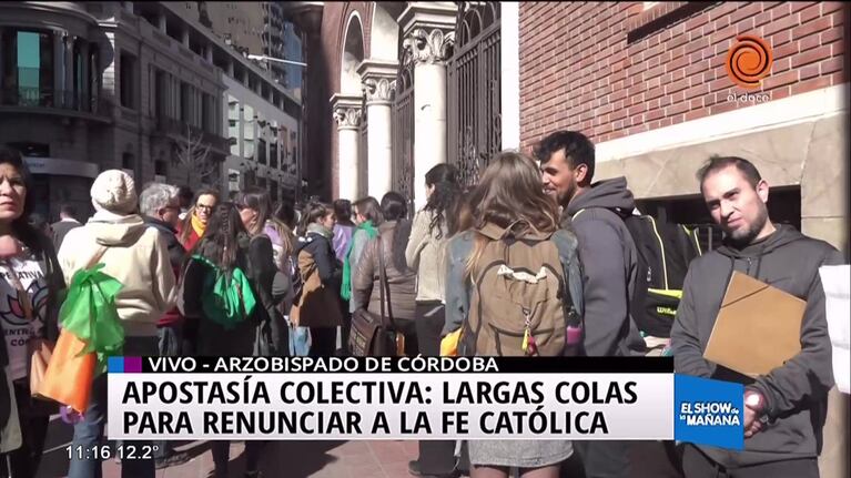 Largas filas para renunciar a la fe católica