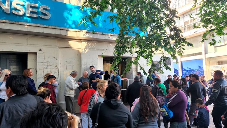 Larguísimas filas en Anses para inscribirse al bono de 45 mil pesos. Foto: Francisco Arias/El Doce.