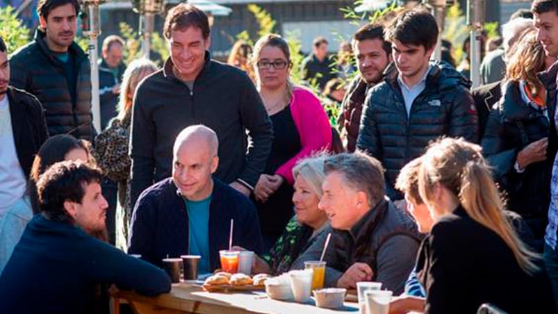 Larreta, Carrió y Macri junto a vecinos de la ciudad. Foto: Elisa Carrió. 