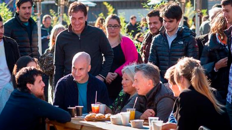 Larreta, Carrió y Macri junto a vecinos de la ciudad. Foto: Elisa Carrió.