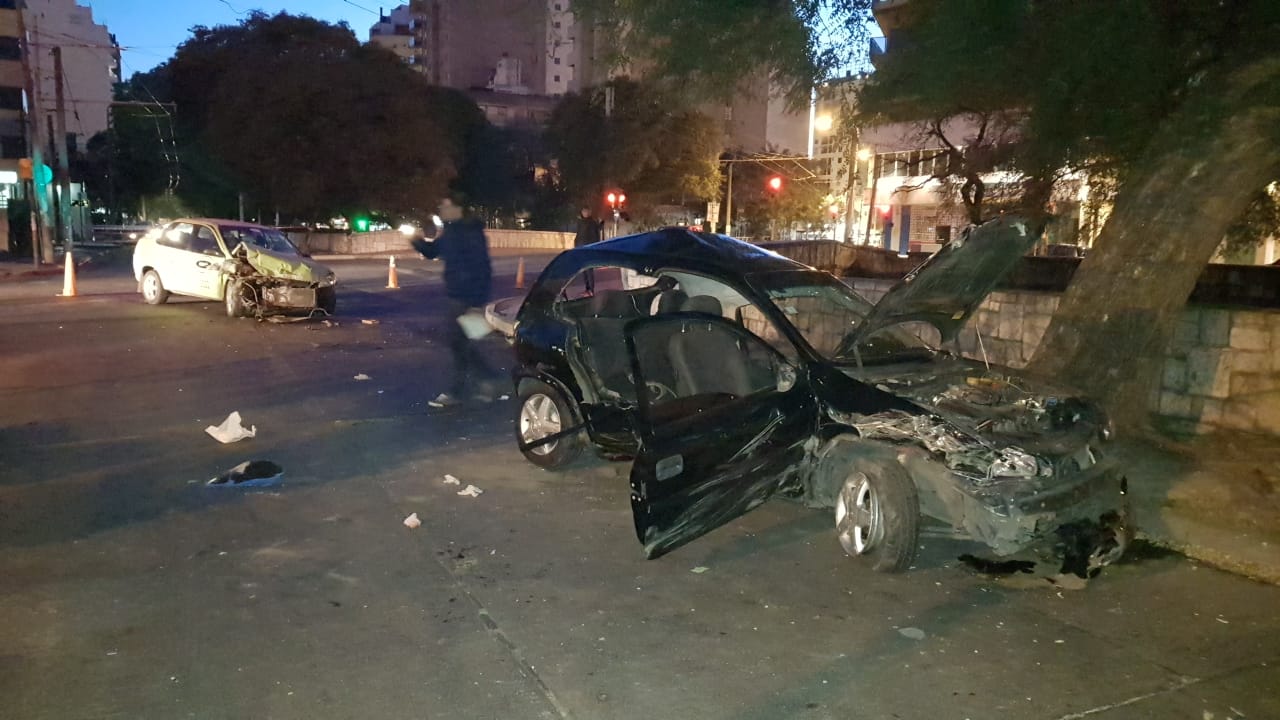 Las 3 personas  que iban en el remis y los 4 cuatro del Corsa están hospitalizados.