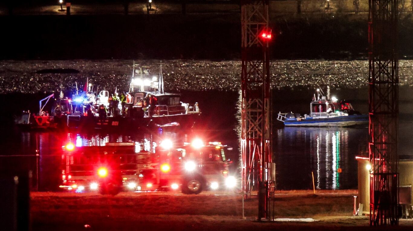 Las aeronaves colisionaron en el aire cerca del Aeropuerto Nacional Ronald Reagan.