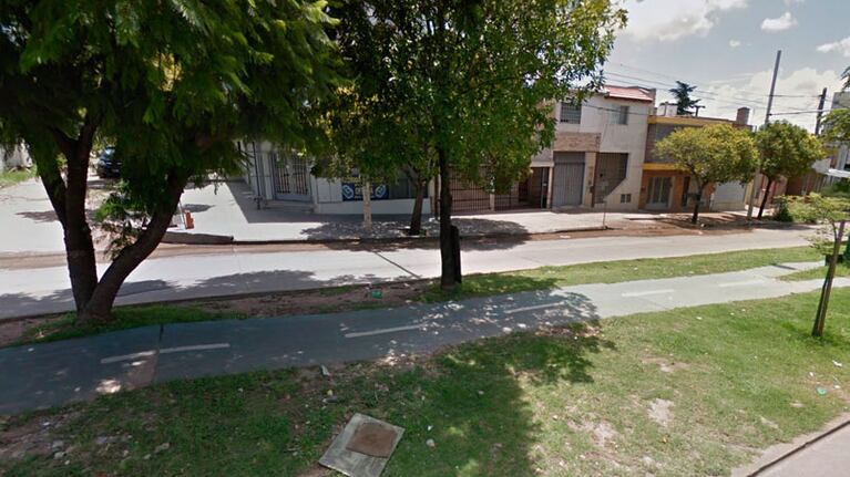 Las aguas servidas corren por la calle Zípoli. Foto: Captura de Google Street View.