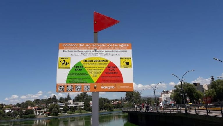 Las altas temperaturas agravan la contaminación en el lago San Roque
