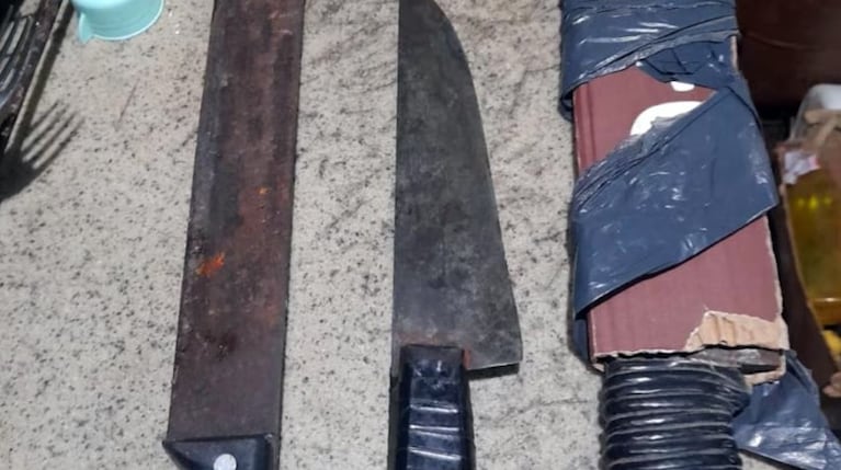 Las armas blancas que hallaron en la casa del detenido.