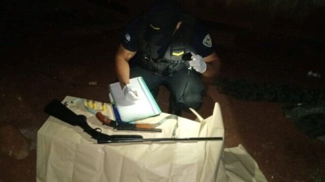 Las armas que le incautaron al acusado en su casa.