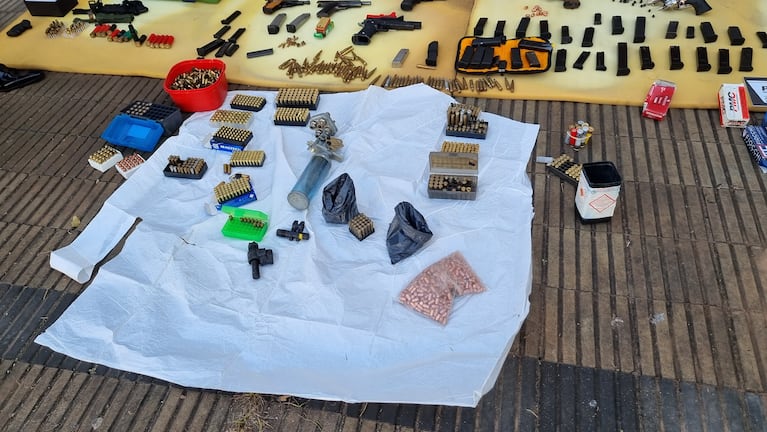 Las armas se hallaron en una casa de barrio General Bustos.