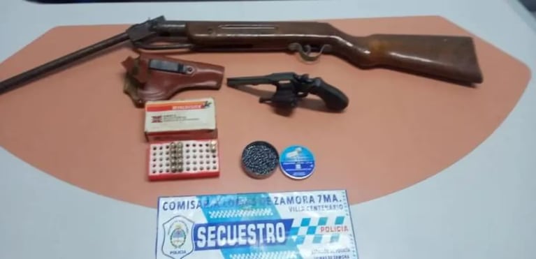 Las armas secuestradas al vecino que irrumpió en la iglesia evangélica. 