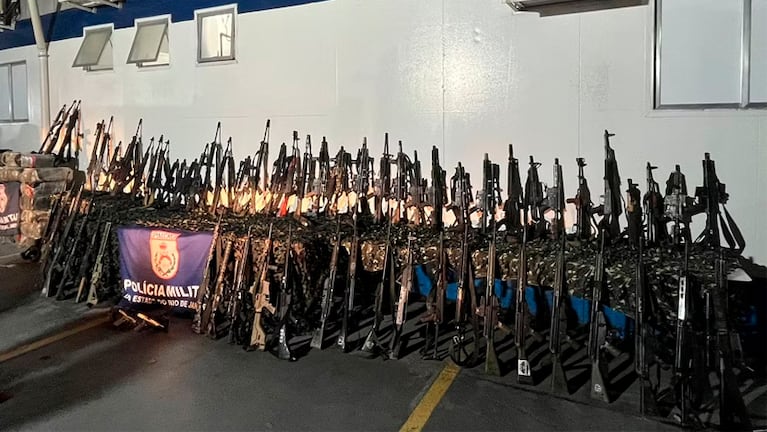 Las armas secuestradas en el operativo contra el Comando Vermelho. Foto: G1.