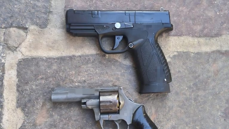 Las armas secuestradas tras la detención del violento en el Centro.
