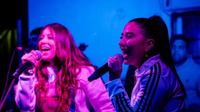 Las artistas sorprendieron juntas en barrio Müller.