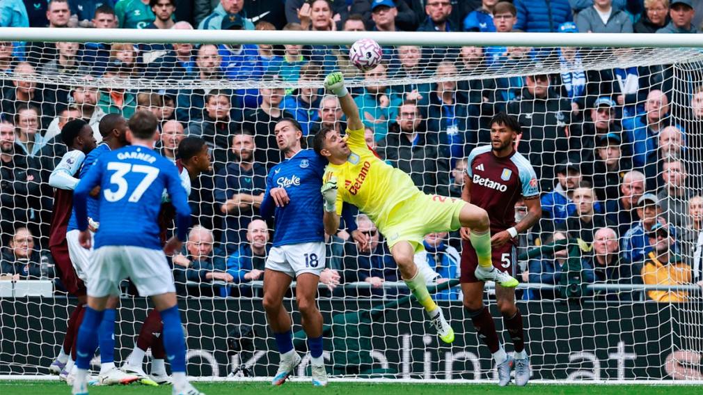 Las atajadas imposibles de Dibu en el Aston Villa frente al Everton.