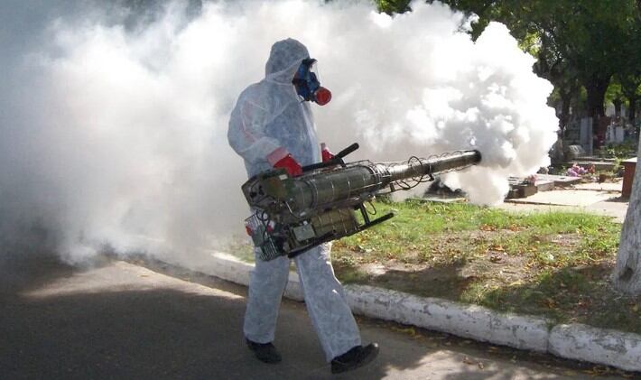 Las autoridades continúan con el esquema de fumigación y descacharreo.