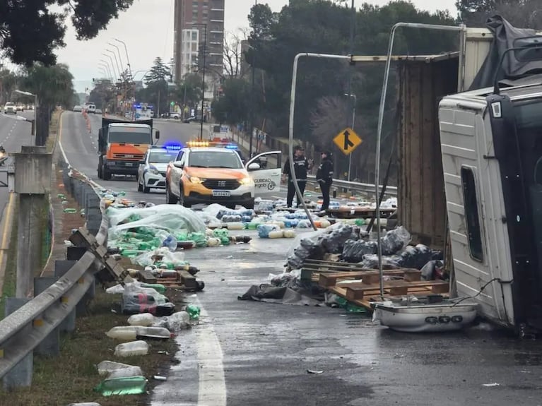 Las autoridades cortaron la ruta: (Foto: gentileza Carlos Paz Vivo!)