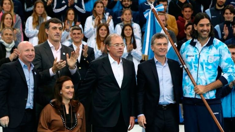 Las autoridades del Gobierno Nacional y el Comité Olímpico posaron junto al NBA. Foto: Clarín.