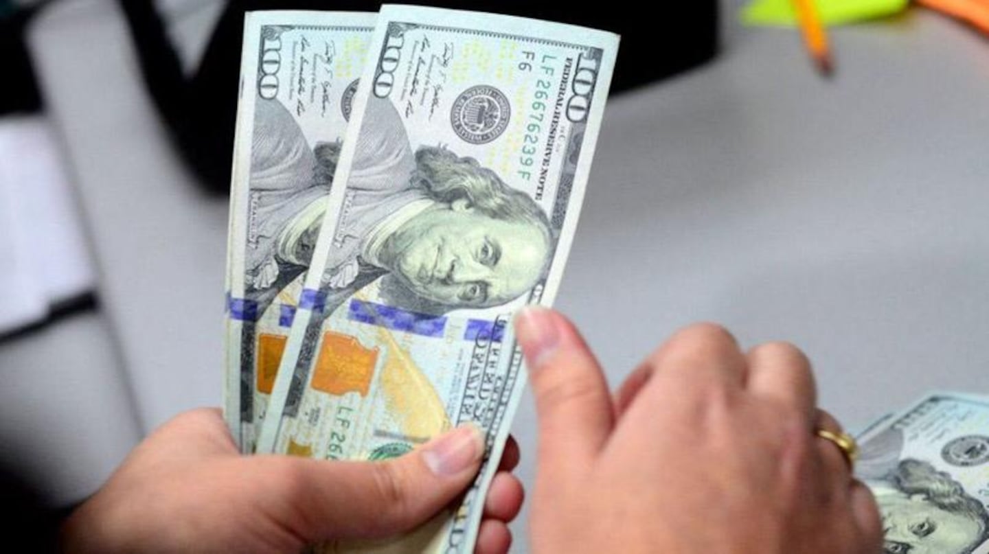 Las autoridades establecieron nuevos requisitos para acceder al cupo de moneda extranjera por mes. 