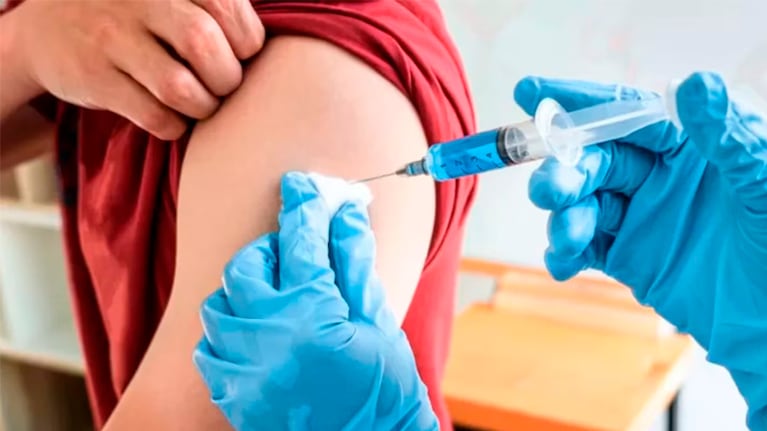 Las autoridades instan a la población a vacunarse contra la gripe.