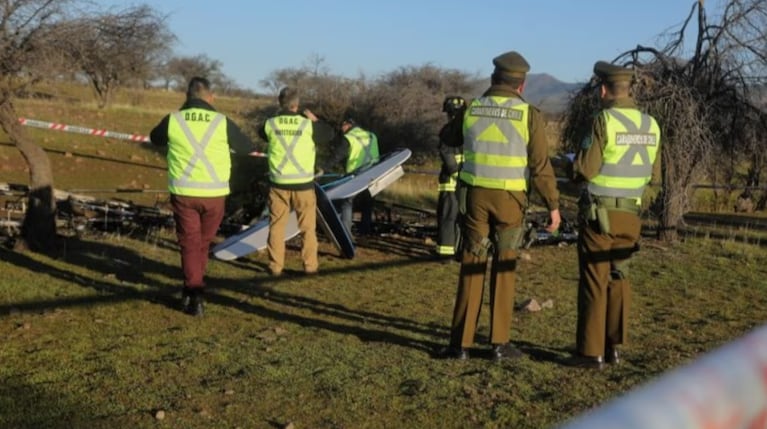 Las autoridades locales juntos a los restos de la aeronave (Foto: gentileza TiempoSur).