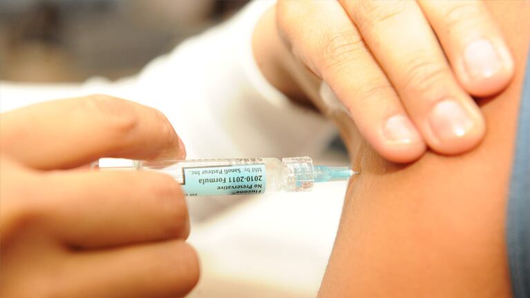 Las autoridades piden vacunar a niños, abuelos y adultos que sufran otras infecciones.