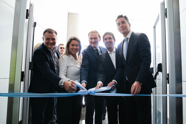 Las autoridades recibieron el primer vuelo de Paranair este miércoles.