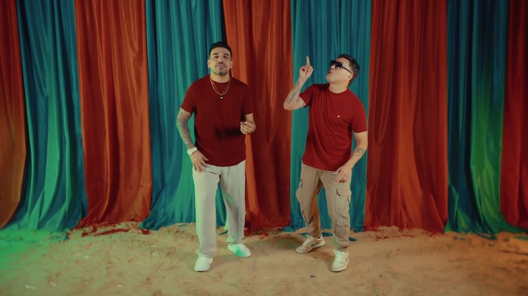Las bandas se unieron nuevamente para un tema bien pegadizo.