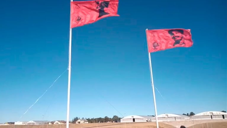 Las banderas rojas con los rostros de Sol y Agustín fueron sacadas por veteranos de Malvinas.