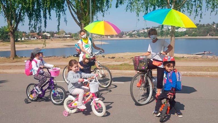 Las bicicletas y el lago, una actividad al aire libre para y por los niños.