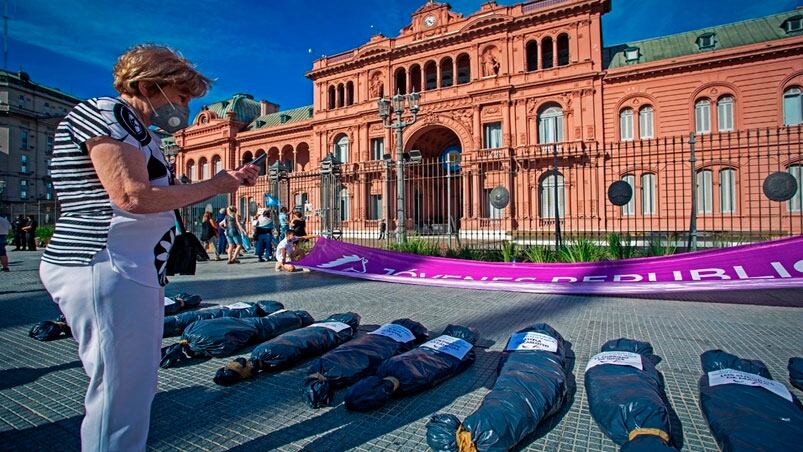 Las bolsas para cadáveres tenían nombres de allegados al Gobierno y funcionarios.