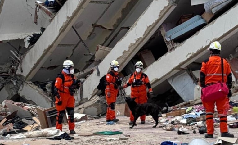 Las bomberas y Argo buscan a víctimas debajo de los escombros.